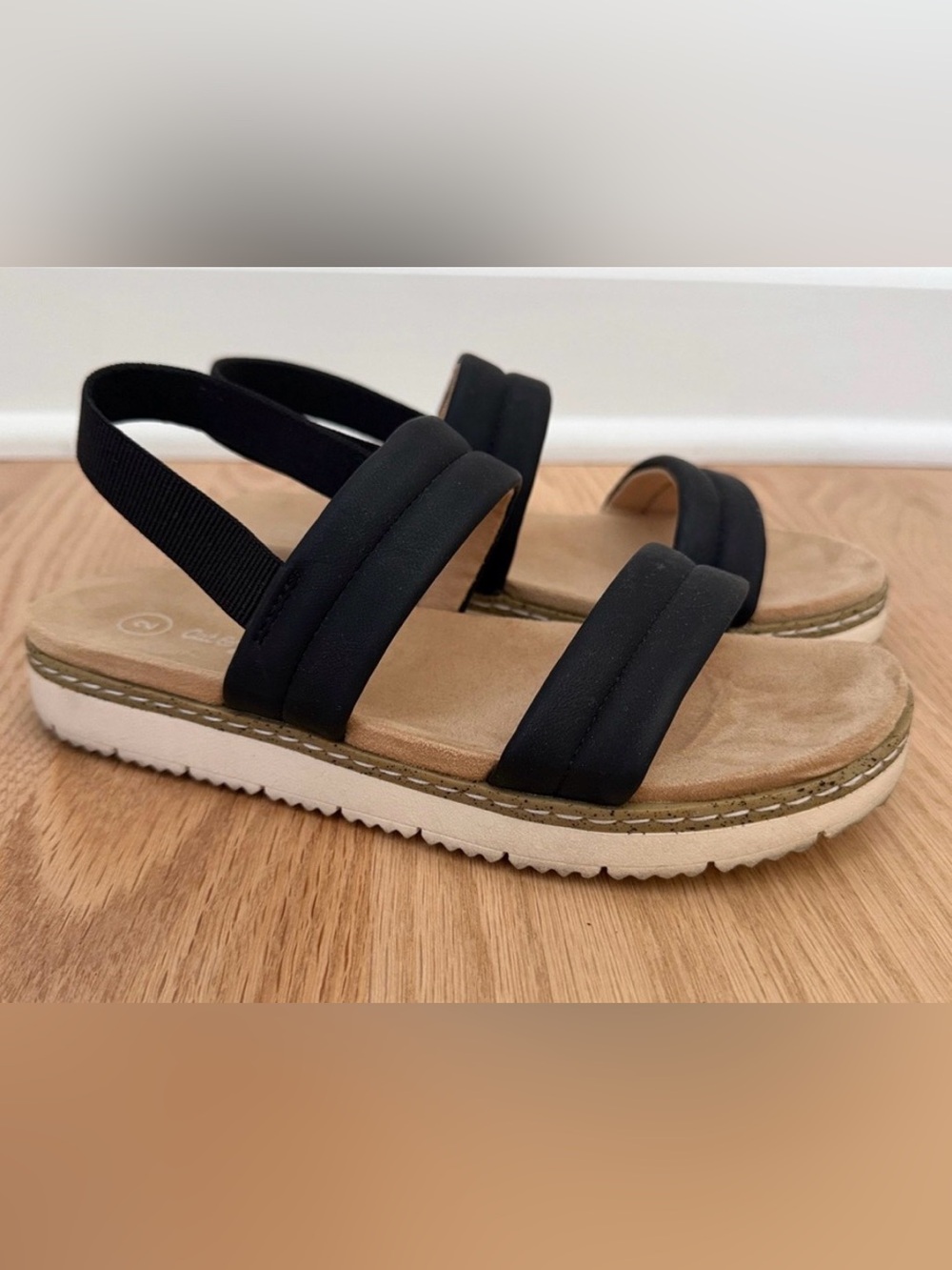 Girls sandals.